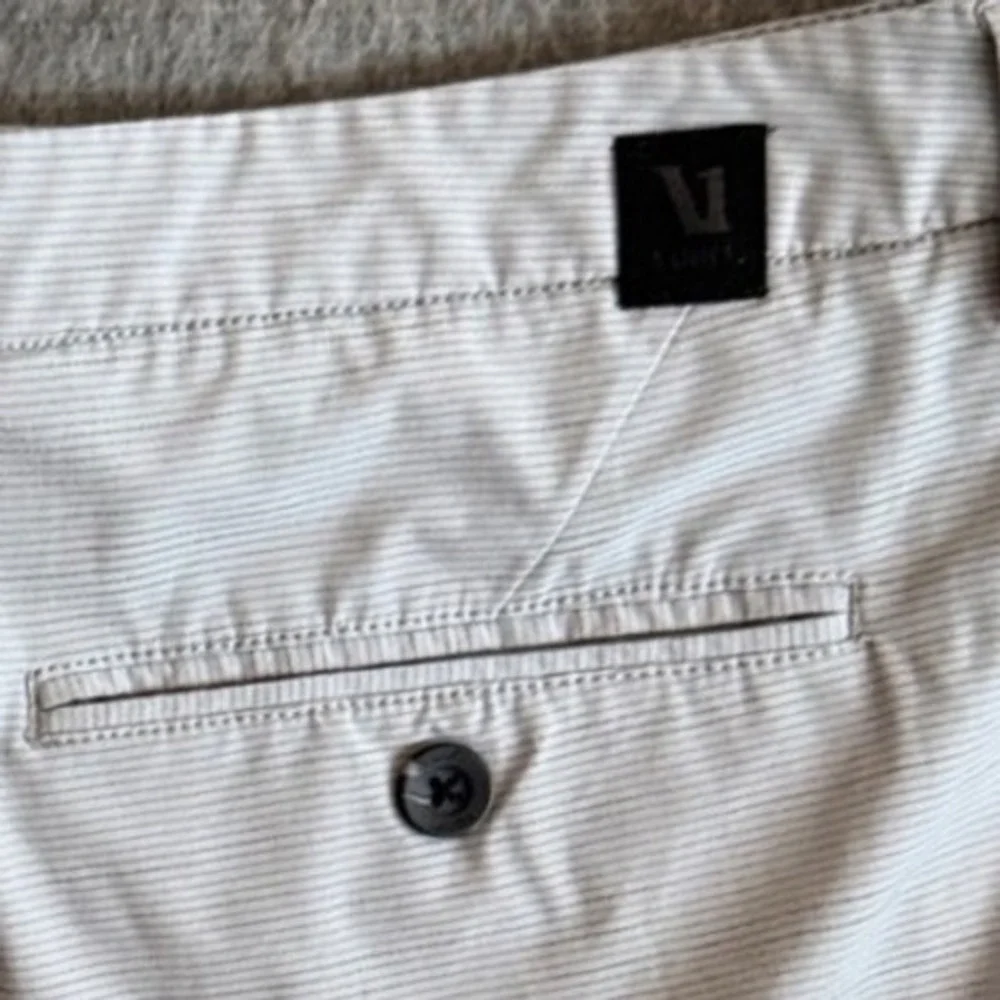 Vuori Aim Shorts Mens 34 Light Grey Micro Stripe Performance Golf Activewear